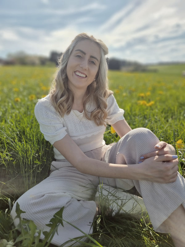 Portrait de Julie Fontaine, praticienne en soins énergétiques à Villarimboud